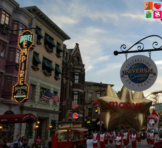 Holidays at Universal Orlando - Macy's Parade