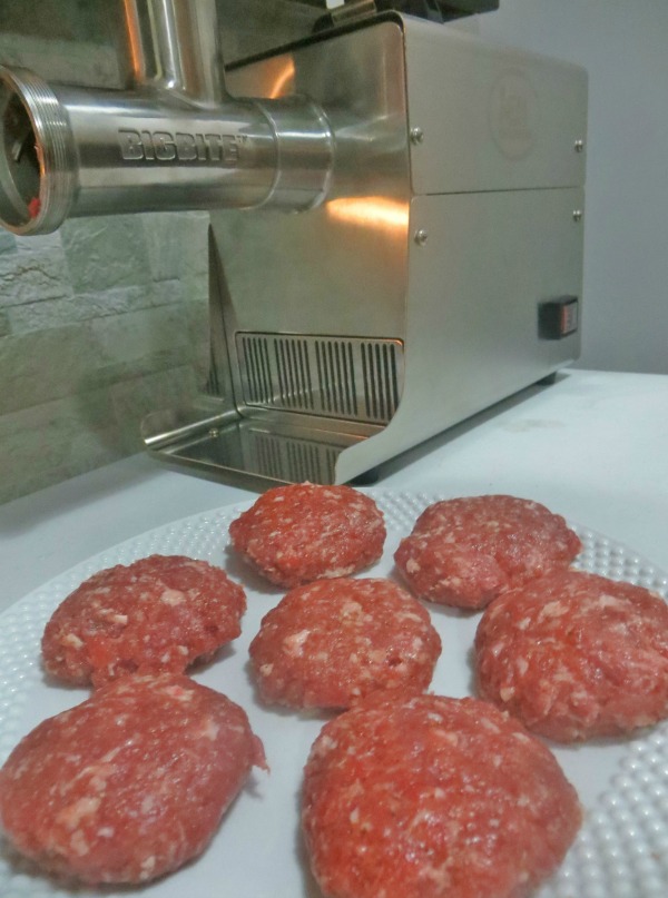 https://www.foodwinesunshine.com/wp-content/uploads/2017/11/How-To-Make-Homemade-Breakfast-Sausage-form-patties-step-6.jpg