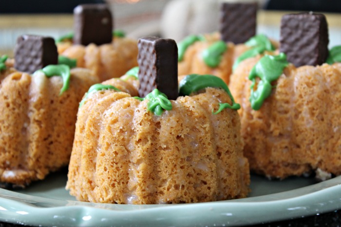 Light Mini Pumpkin Bundt Cakes