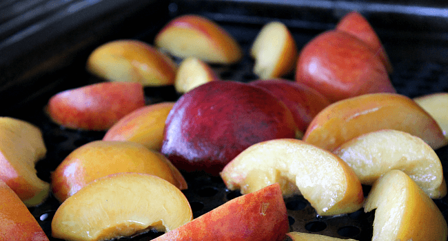 Tasty grilled peaches