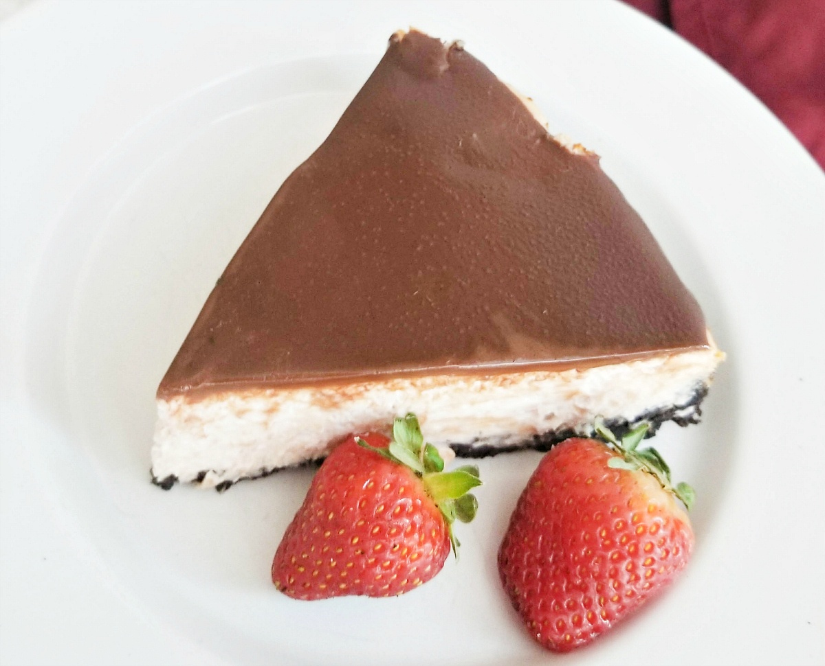 Tasty Strawberry Cheesecake with Chocolate Ganache