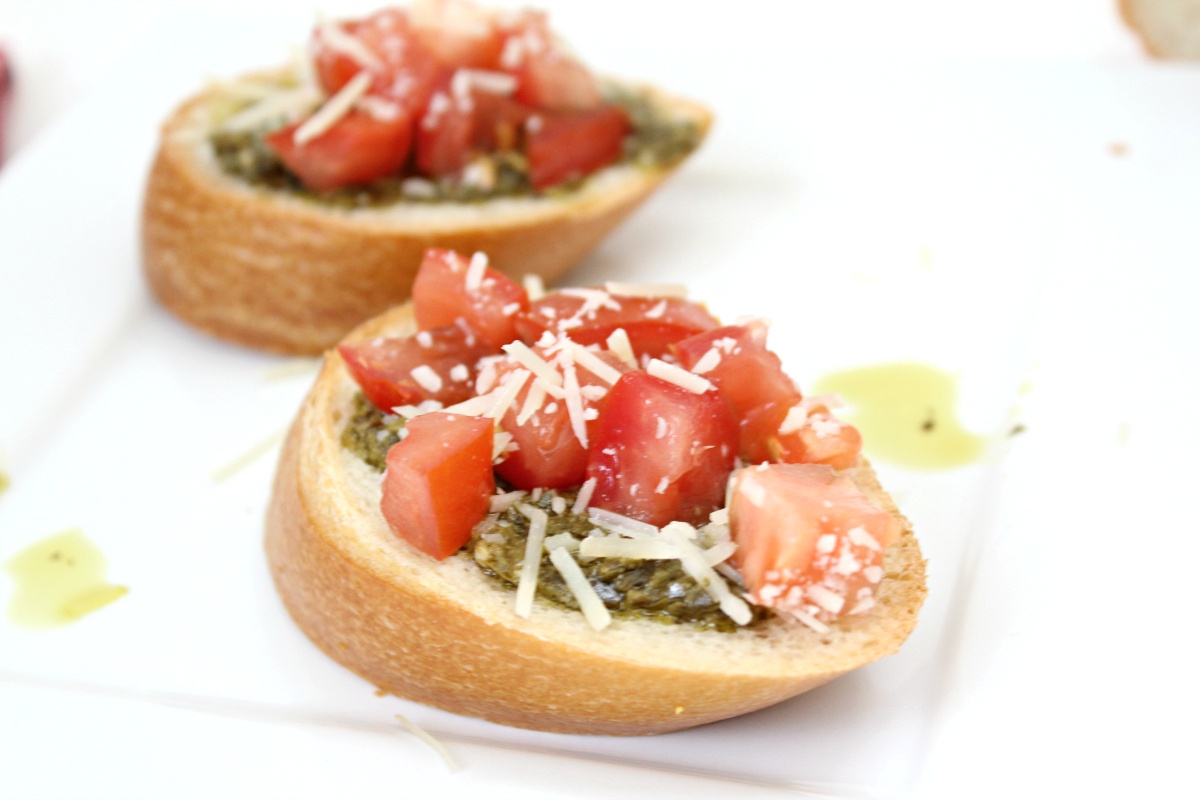 Tasty Pesto Bruschetta with tomatoes