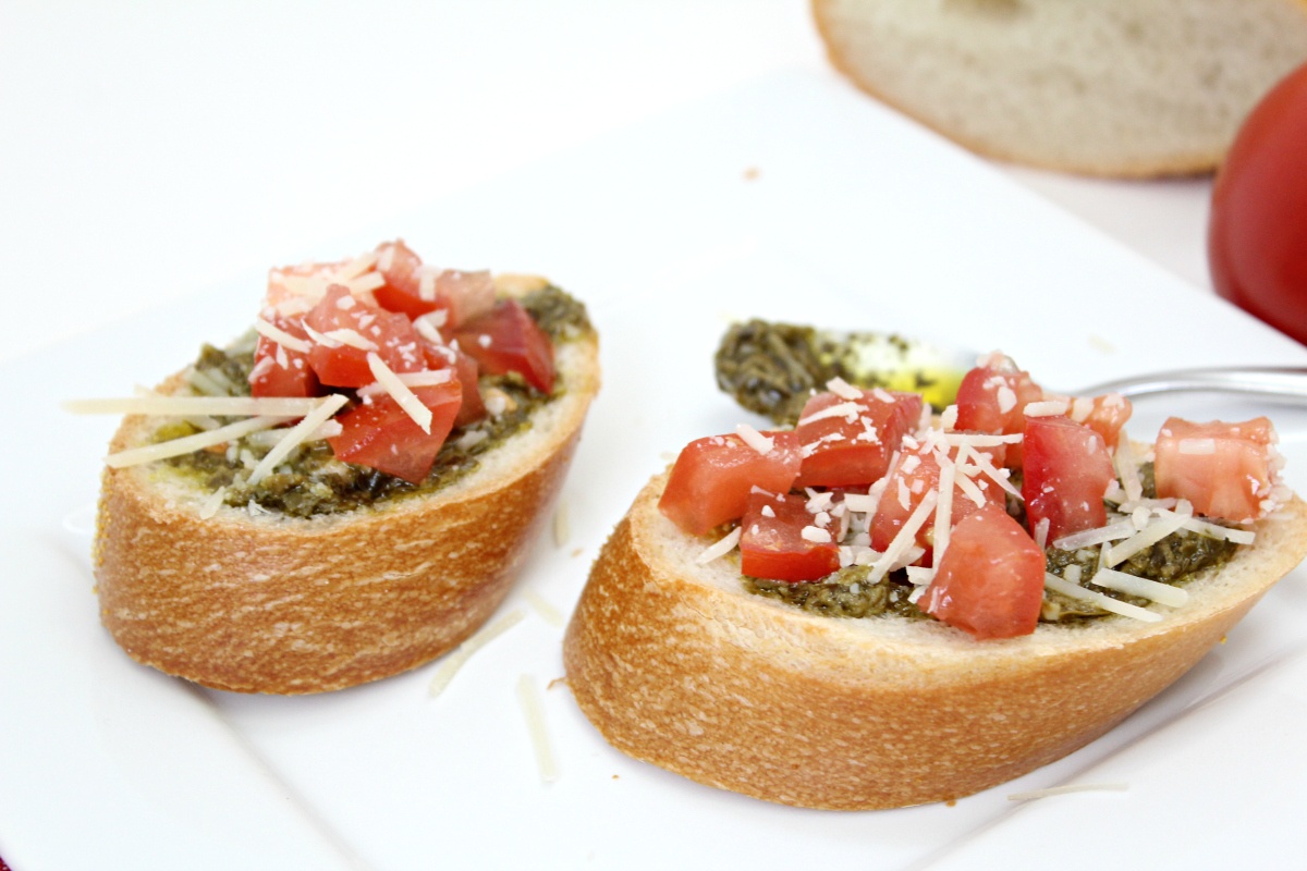 Easy Pesto Bruschetta