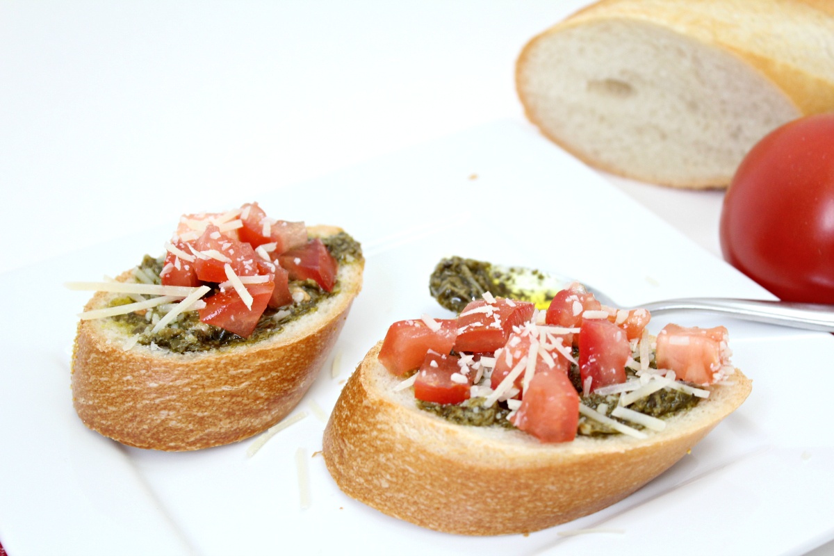 Easy Pesto Bruschetta Easy Appetizers Easy Recipes