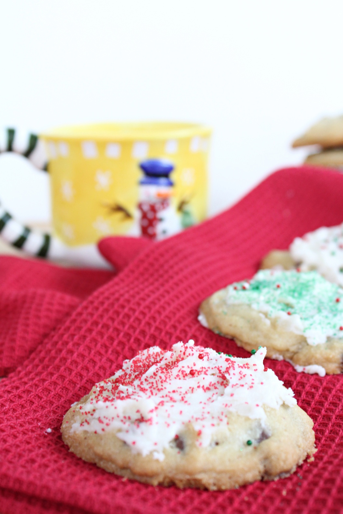 Easy Peppermint Chocolate Chip Cookies 