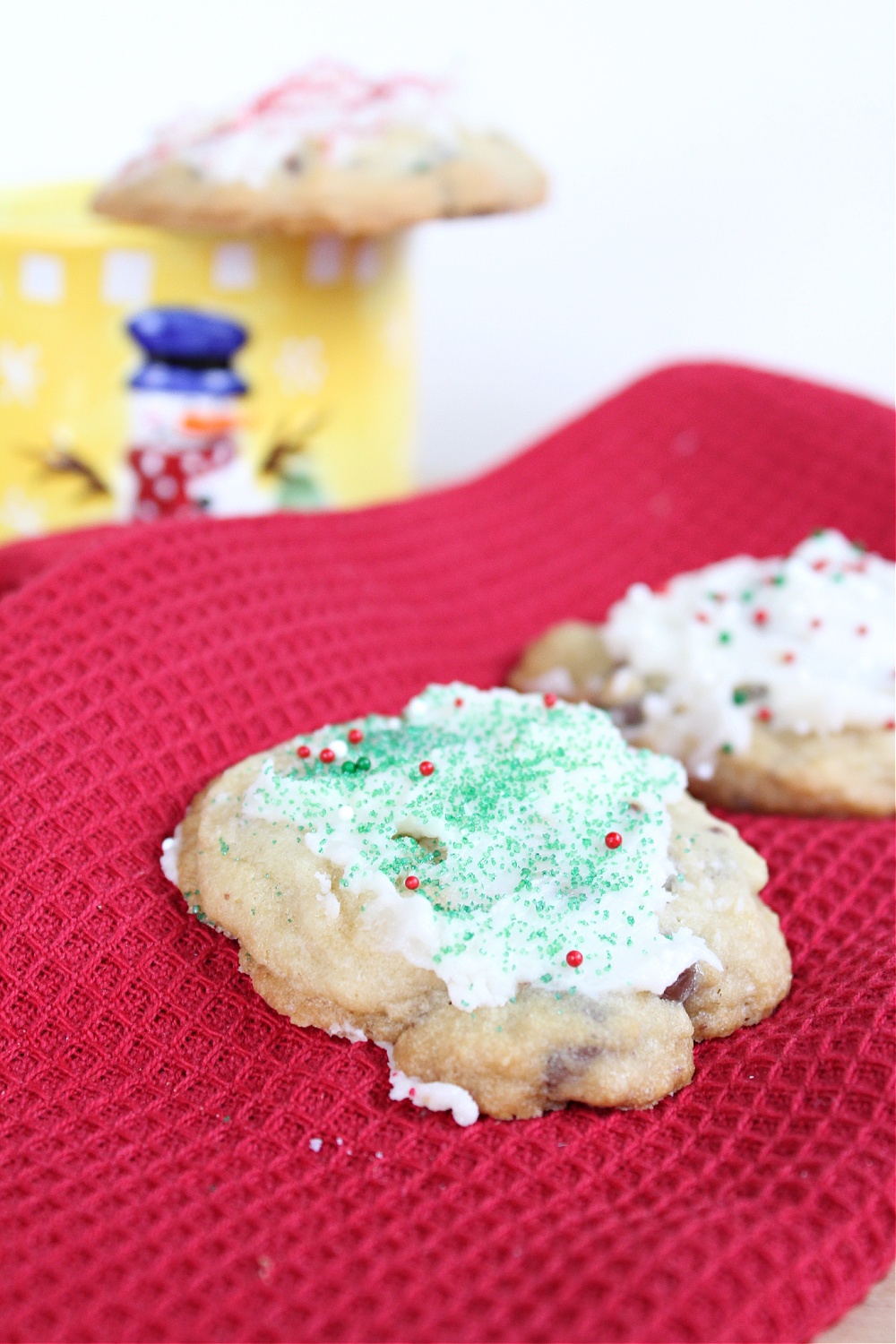 Tasty Peppermint Chocolate Chip Cookies with Frosting