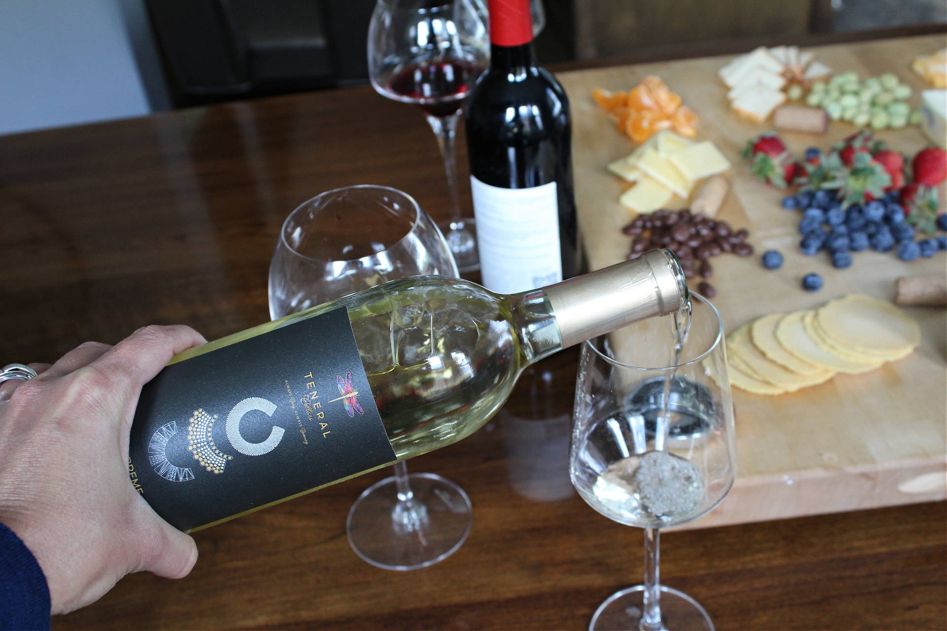 Best Tips For Hosting A Wine and Cheese Tasting 