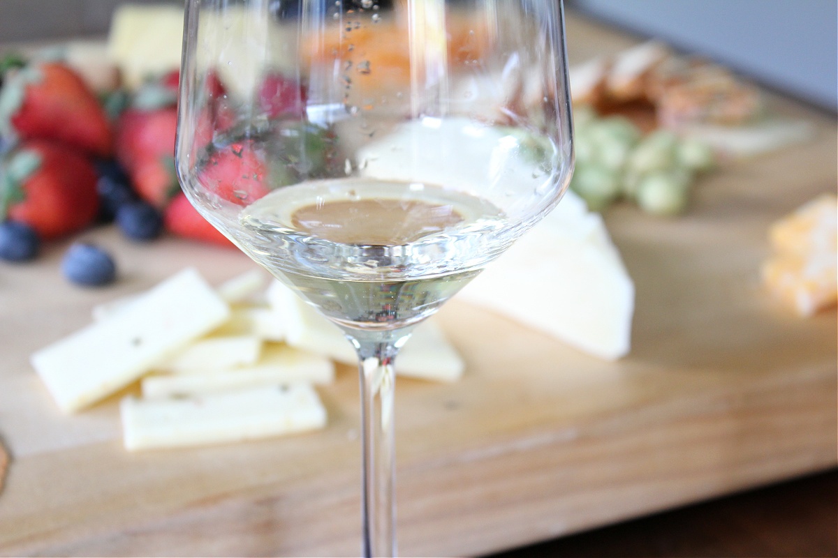 Tips For Hosting A Wine and Cheese Tasting 