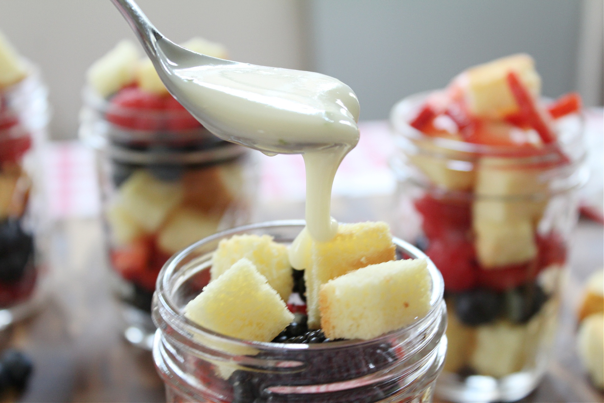 Easy Berry Trifle with yogurt sauce