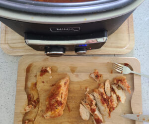 making slow cooker creamy chicken pasta