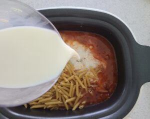 making slow cooker creamy chicken pasta