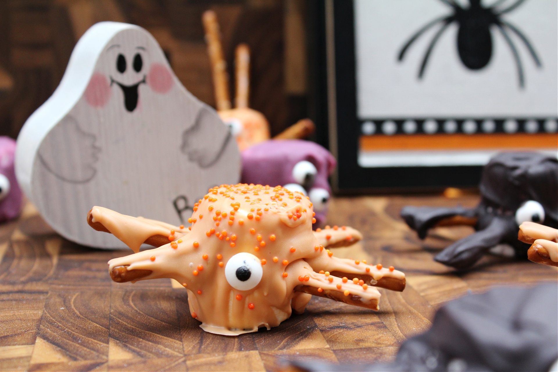 How to make Halloween Marshmallow Spiders