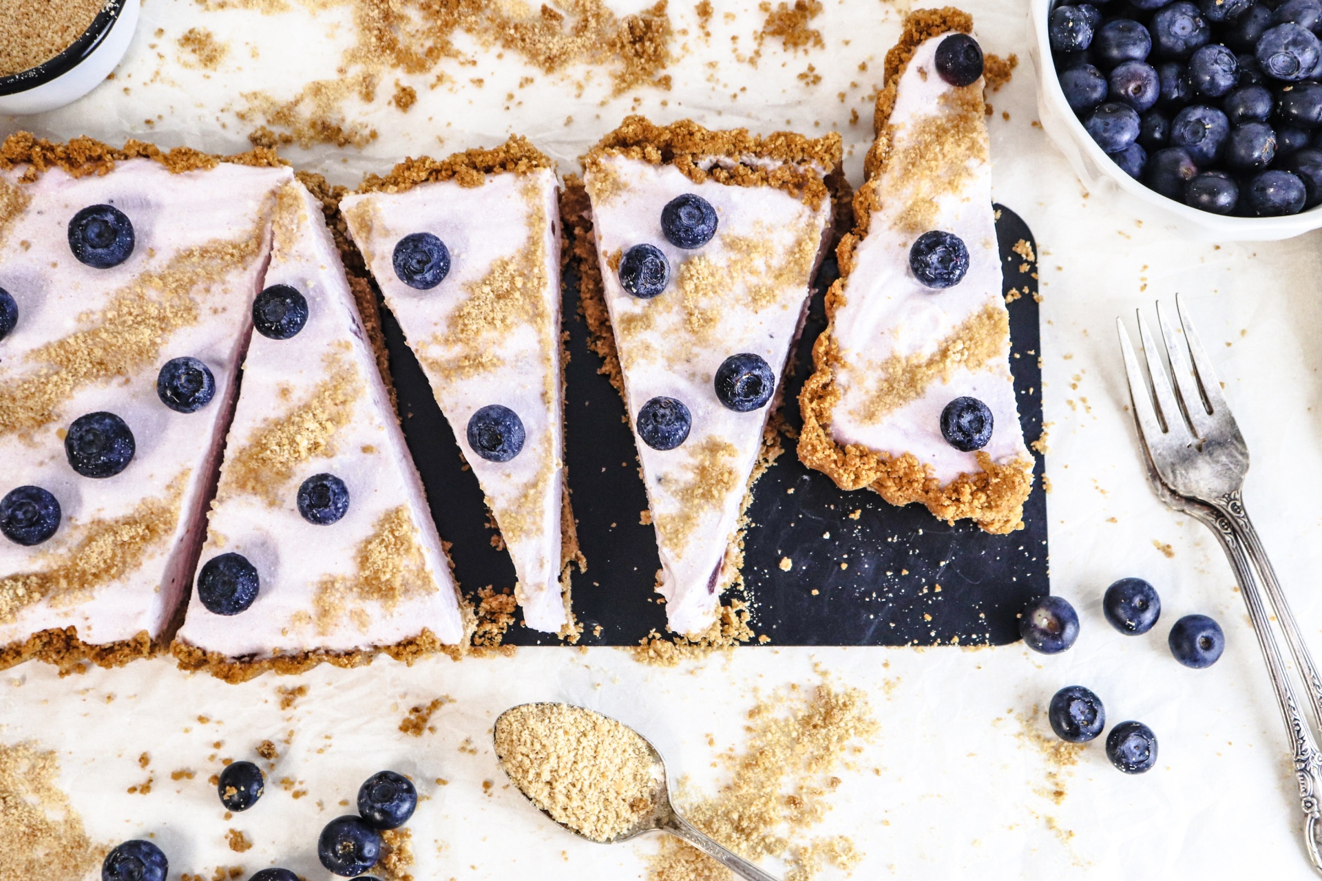 Frozen Blueberry Yogurt Pie 