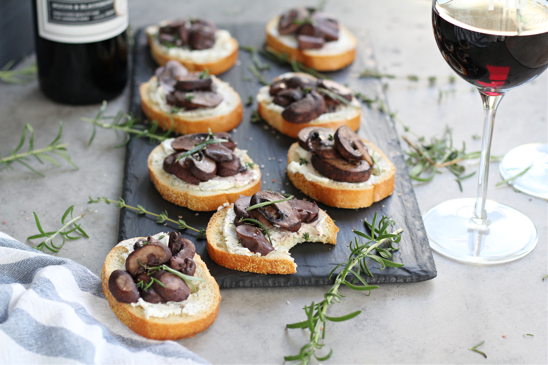 how to make Red wine roasted mushroom crostini