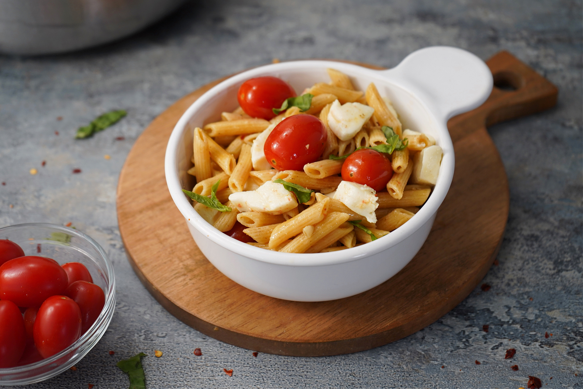 Garlic Tomato Mozzarella Pasta