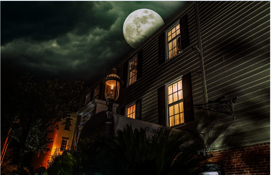 Front view of the 17Hundred90 Inn in Savannah, Georgia, one of the city’s most haunted hotels.