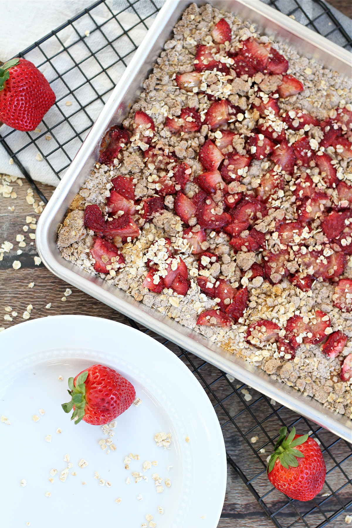 Oven-fresh strawberry oatmeal bars with crumbly oat topping