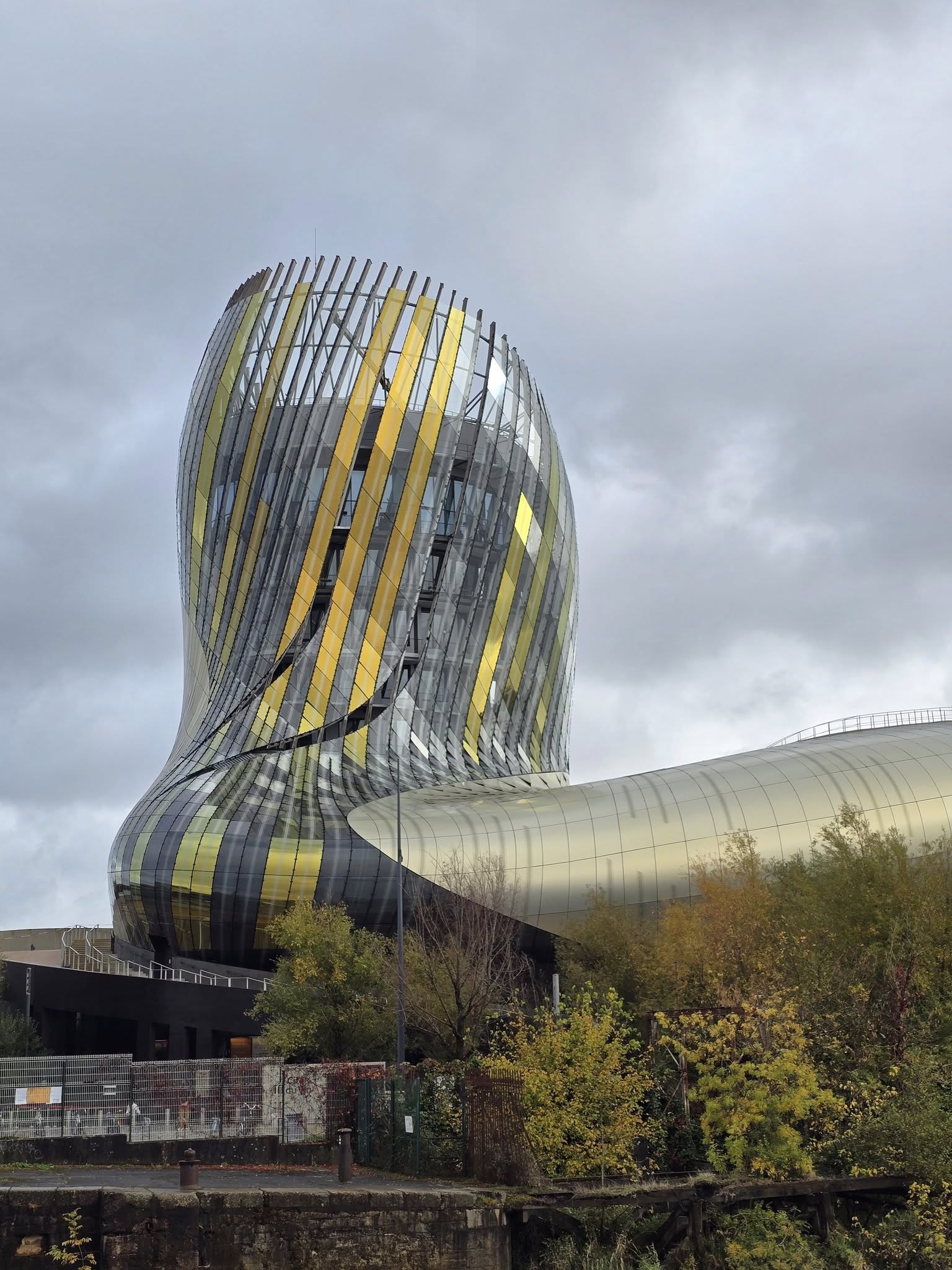 La Cit&eacute; du Vin Bordeaux modern wine museum exterior