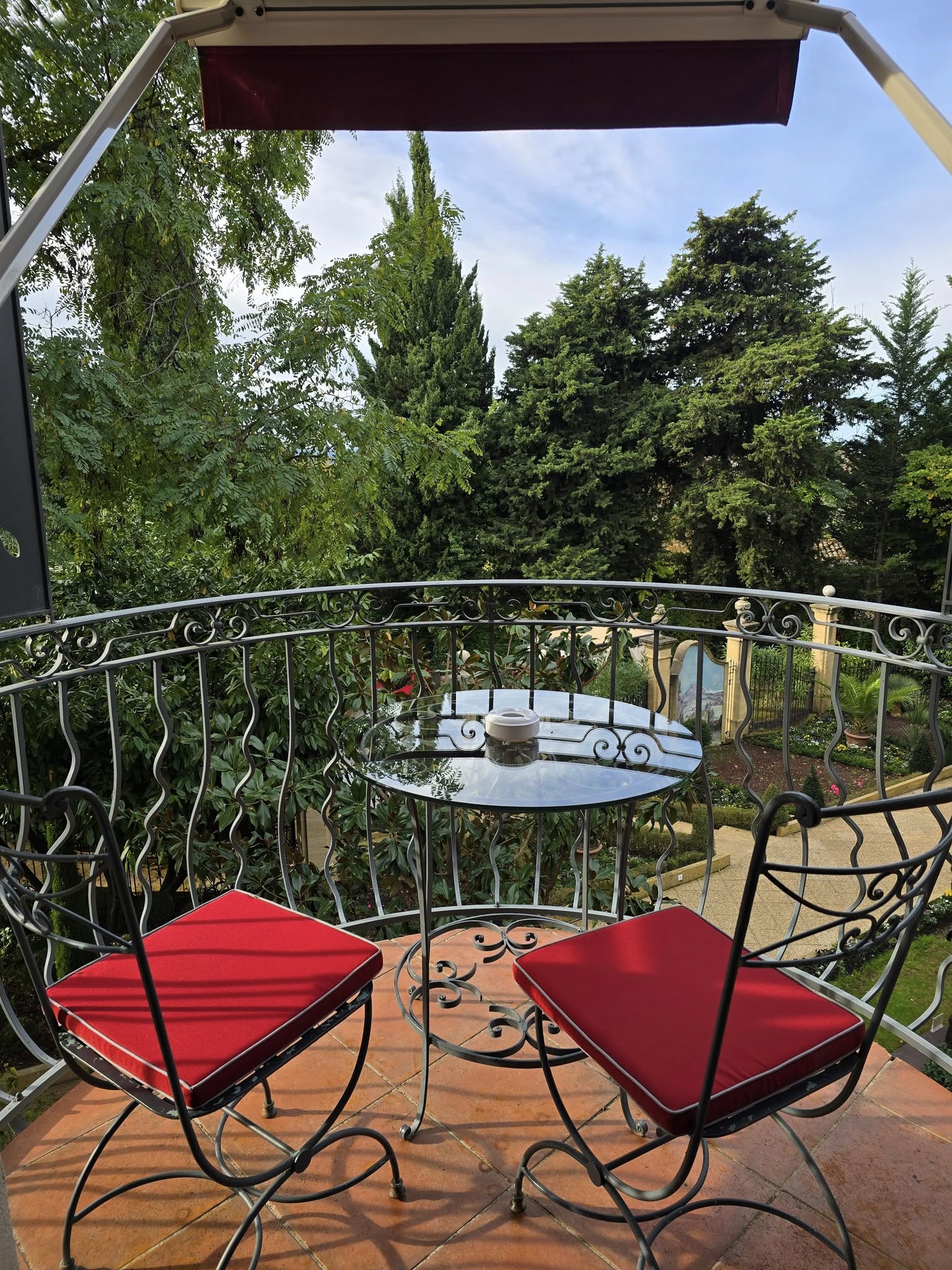 romantic hotel room with antique decor in Aix-en-Provence